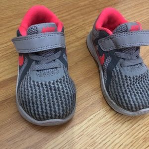 Nike gray and pink sneakers EUC little girl size 6